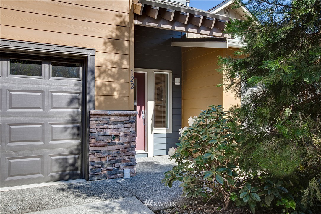 122 Cougar Ridge Road Northwest Issaquah, WA 98027 - Photo 3 of 25