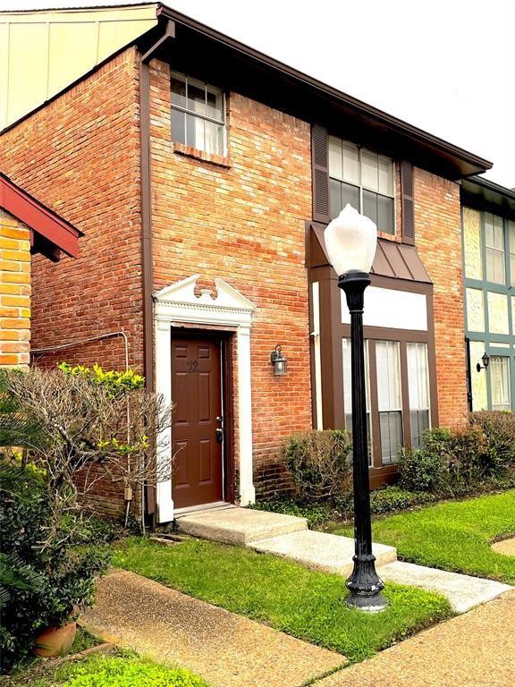 7700 Creekbend Drive, Unit 72 Houston, TX 77071 - Photo 20 of 21 a front view of a house with garden