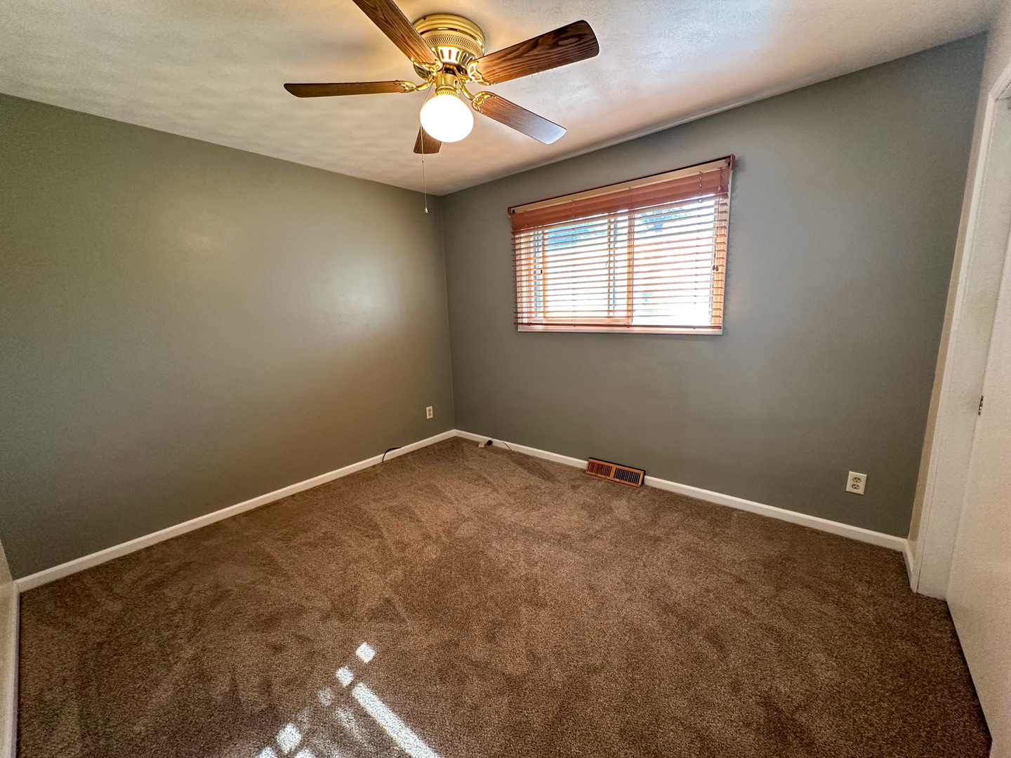 6315 North Post Oak Road Peoria, IL 61615 - Photo 13 of 31 an empty room with a window and a fan