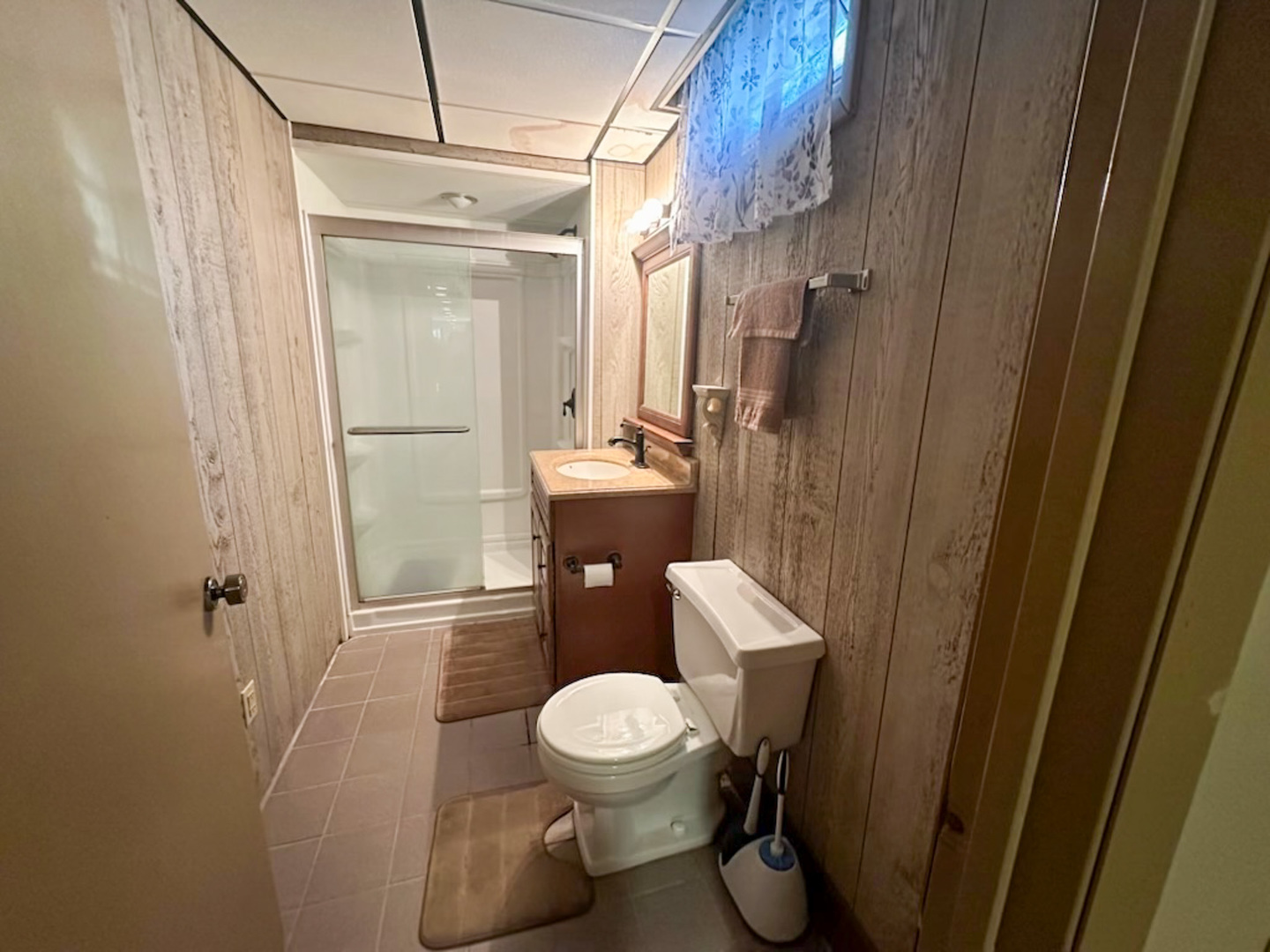 6315 North Post Oak Road Peoria, IL 61615 - Photo 15 of 31 a bathroom with a toilet and a shower