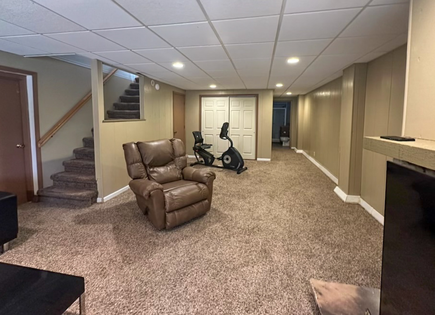 6315 North Post Oak Road Peoria, IL 61615 - Photo 17 of 31 a living room with furniture a fireplace and a counter top space