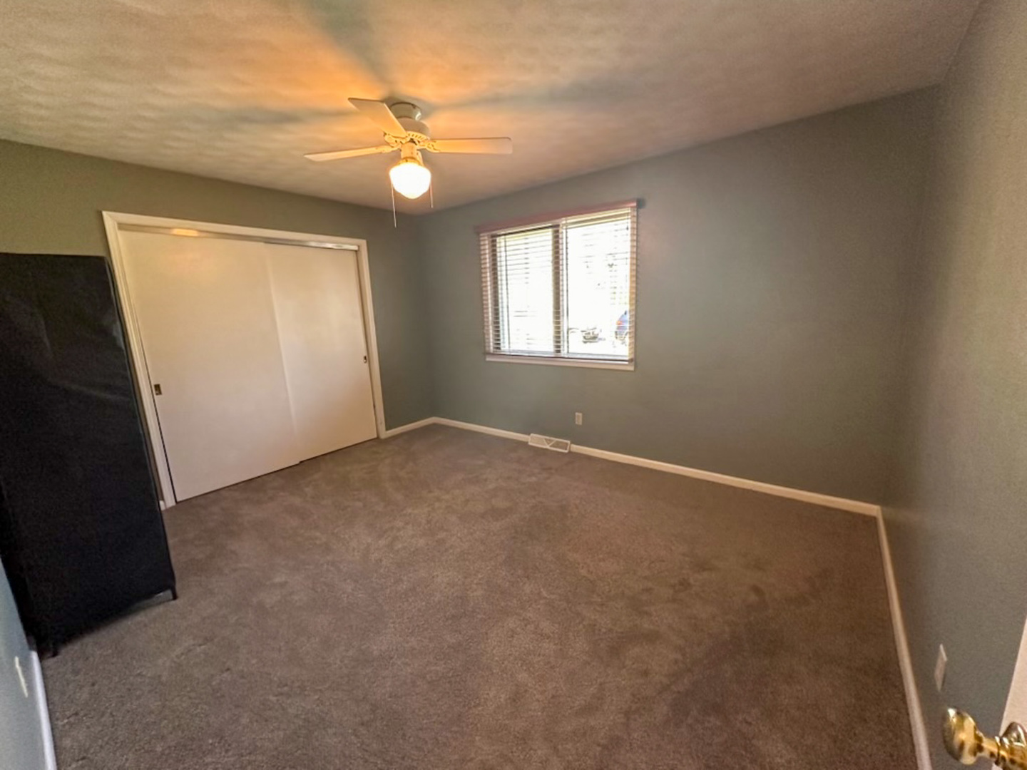 6315 North Post Oak Road Peoria, IL 61615 - Photo 21 of 31 an empty room with windows and fan