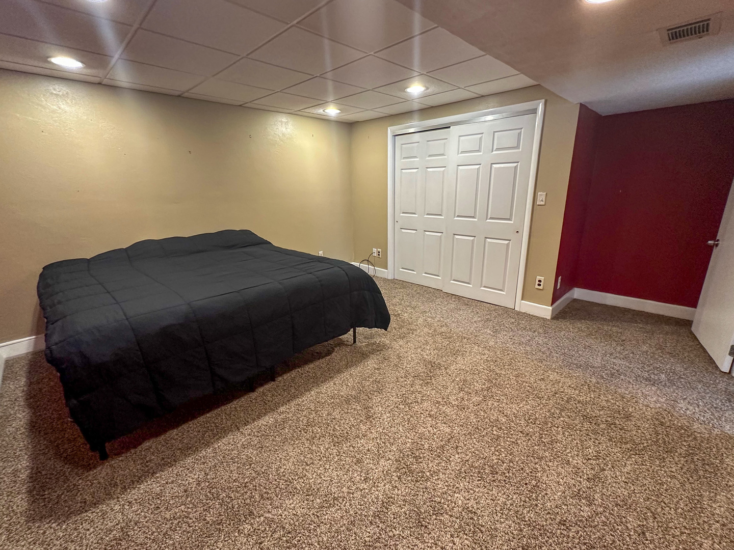 6315 North Post Oak Road Peoria, IL 61615 - Photo 23 of 31 a bed sitting in a room next to a window