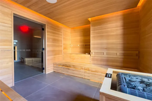 a view of en suite bathroom