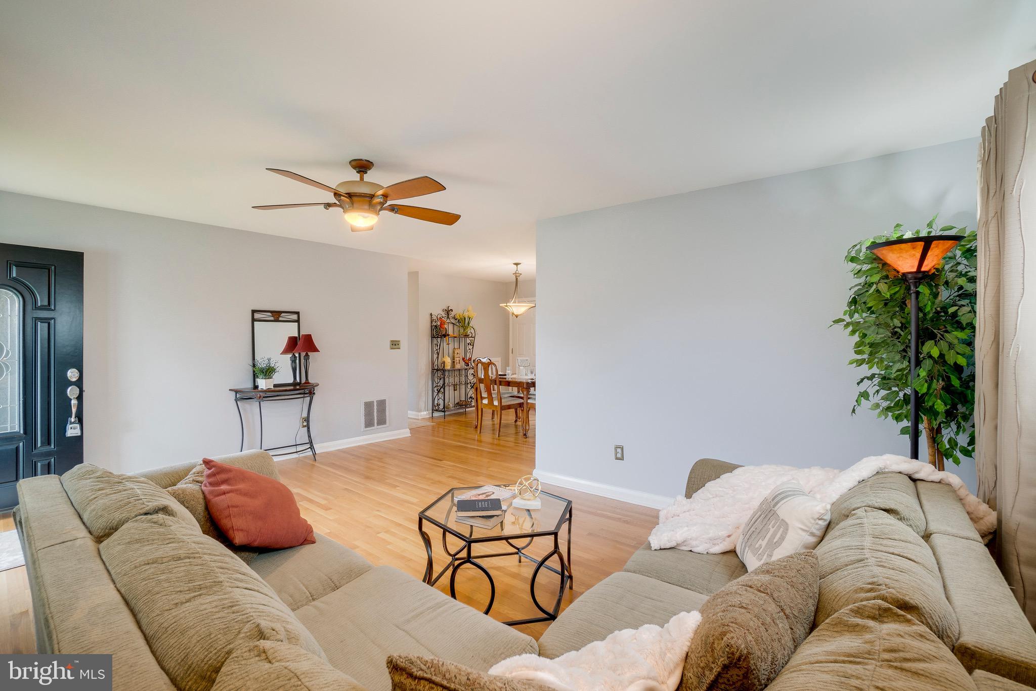 905 Sedgley Road Baltimore, MD 21228 - Photo 11 of 38 Entertainment size LR
