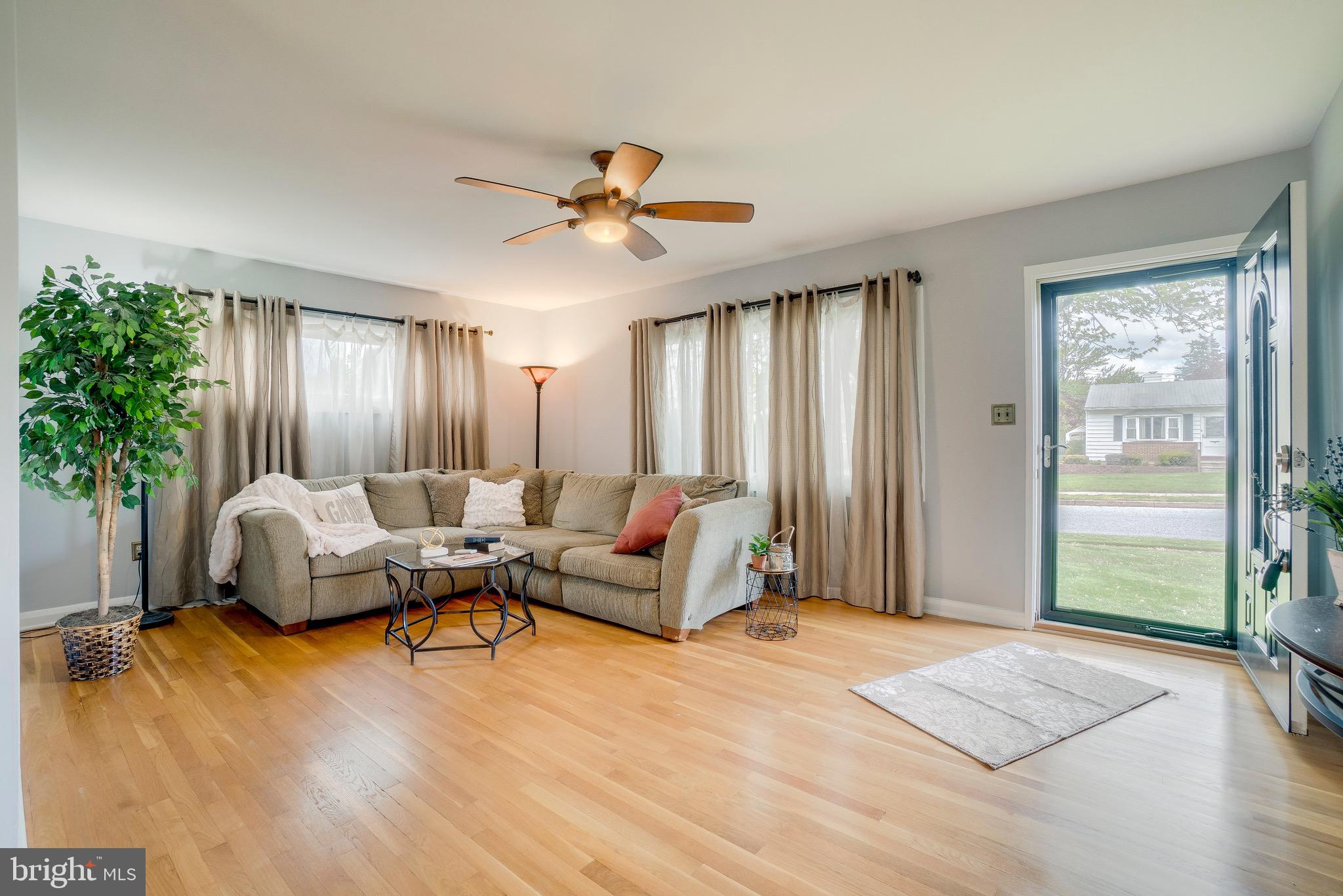 905 Sedgley Road Baltimore, MD 21228 - Photo 16 of 38 Bright & cheerful LR w/lovely exposed HW
