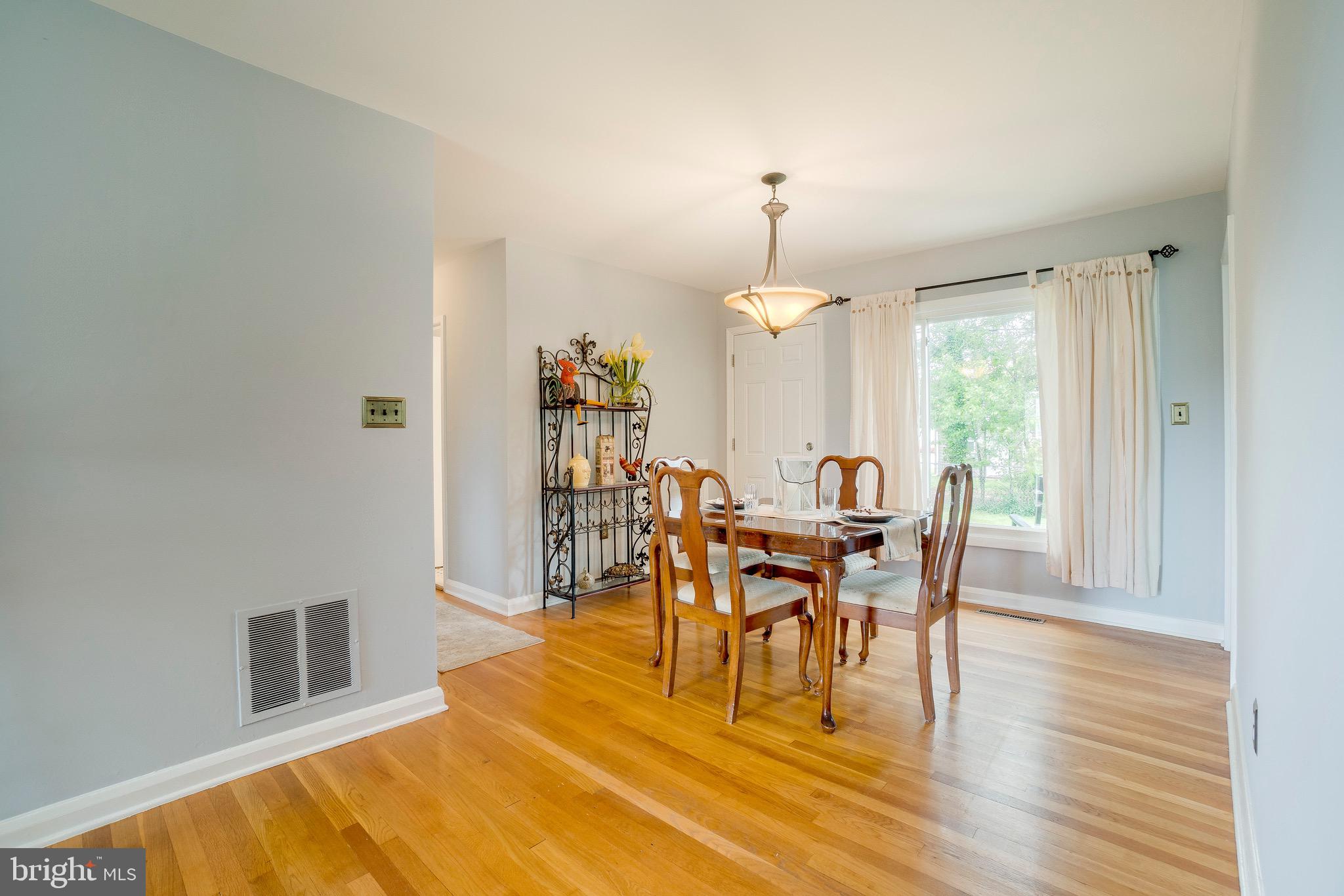 905 Sedgley Road Baltimore, MD 21228 - Photo 17 of 38 Dining area w/large picture window