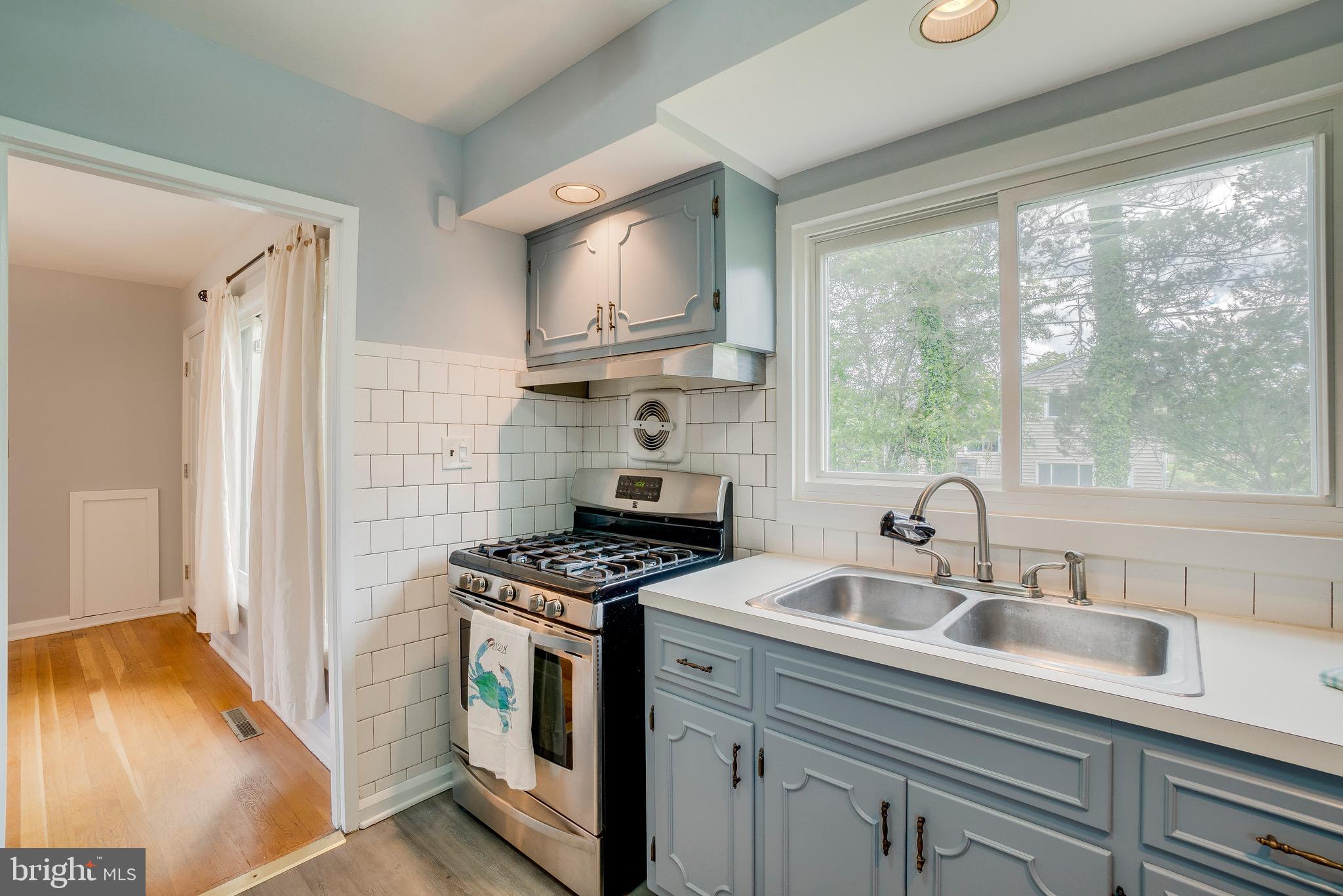 905 Sedgley Road Baltimore, MD 21228 - Photo 19 of 38 S/S gas range * note window overlooks yard