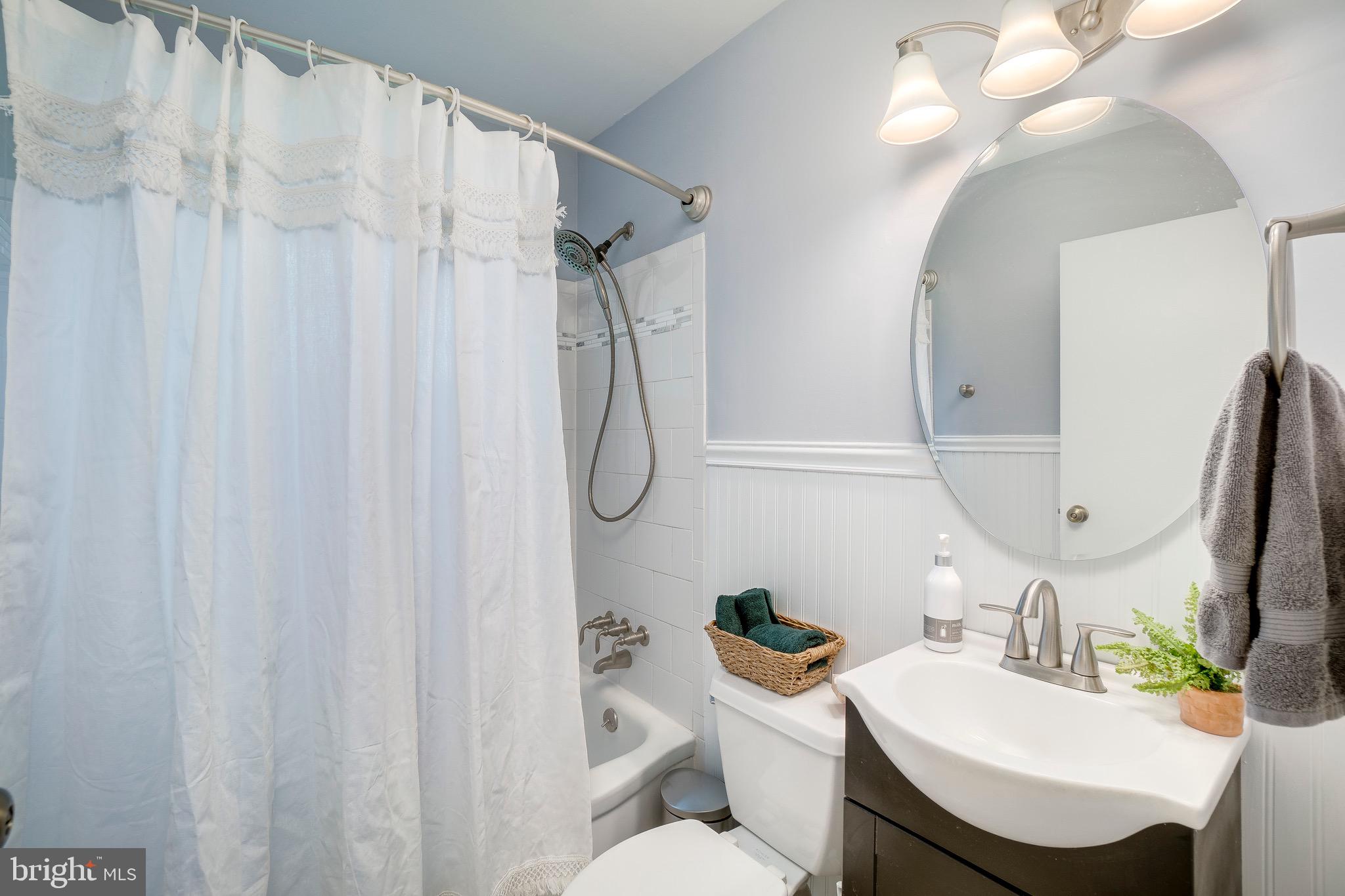 905 Sedgley Road Baltimore, MD 21228 - Photo 30 of 38 Updated main level bath