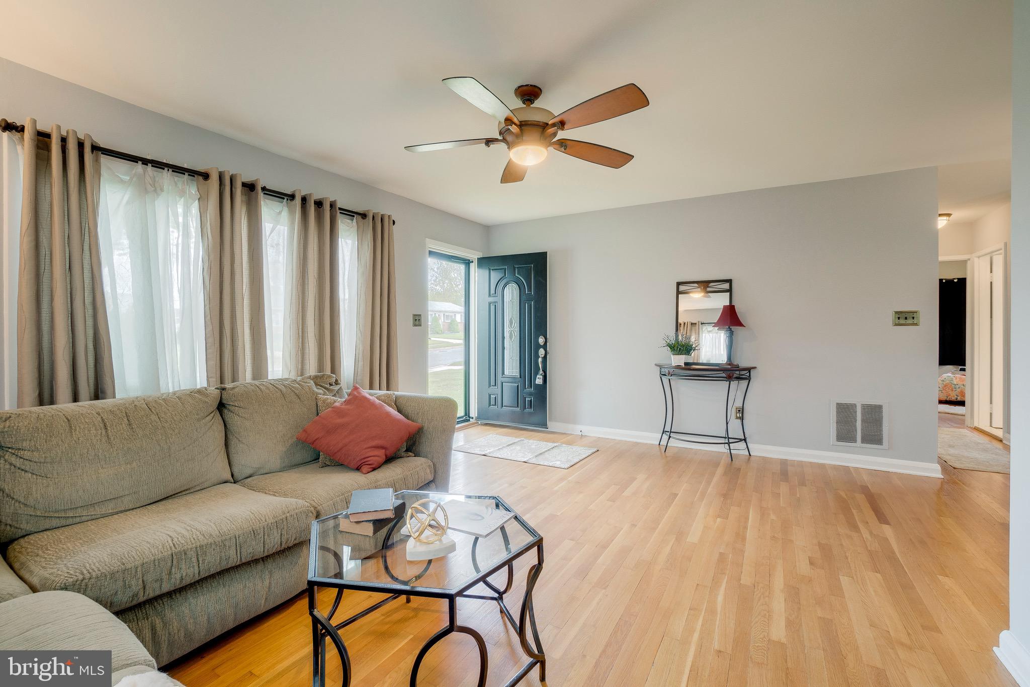 905 Sedgley Road Baltimore, MD 21228 - Photo 9 of 38 Bright & open freshly painted LR