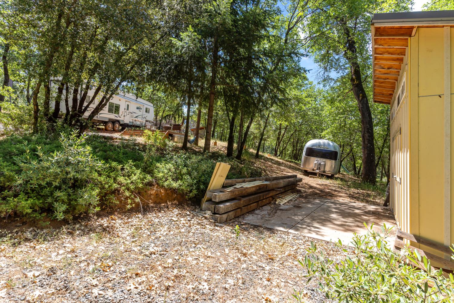 2640 Trail Gulch Road Placerville, CA 95667 - Photo 7 of 37 a backyard of a house with table and chairs