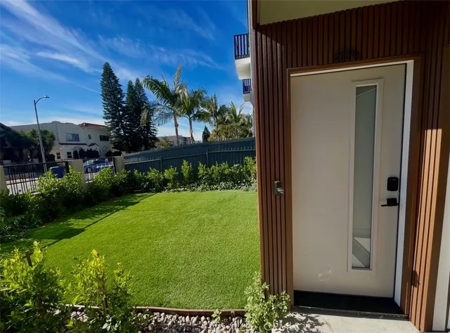 $2,099 | 611 West 41st Place, Unit 1/4, Los Angeles, CA 90037