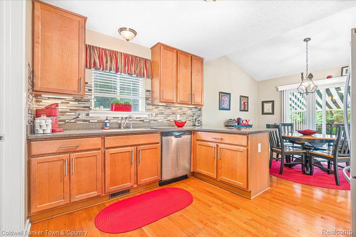 856 Spirea Howell, MI 48843 - Photo 5 of 27 Gallery Image 5