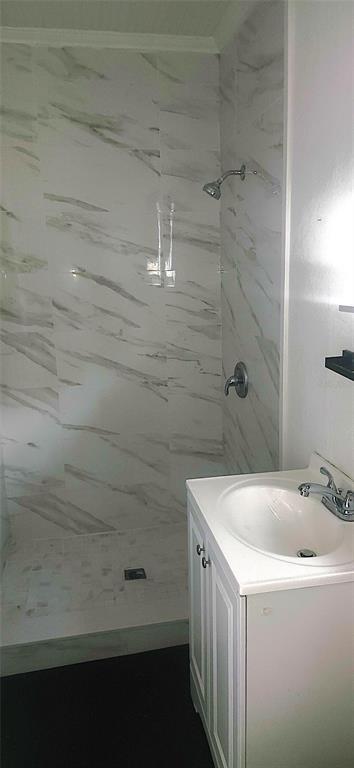 1330 Pine Street Altamonte Springs, FL 32701 - Photo 3 of 10 a bathroom with a bathtub