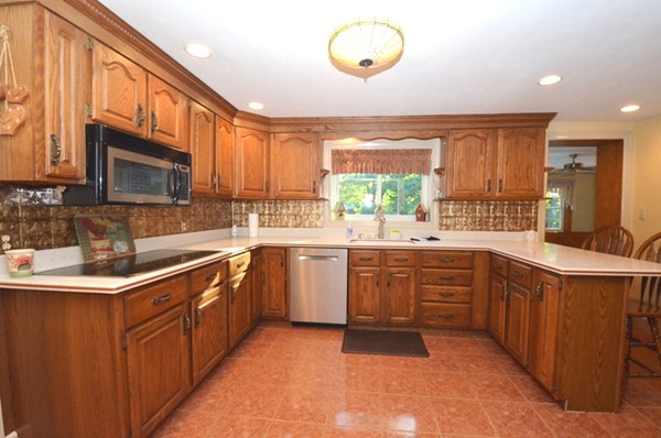 478 Parker Road Lancaster, MA 01523 - Photo 3 of 18 Gallery Image 3