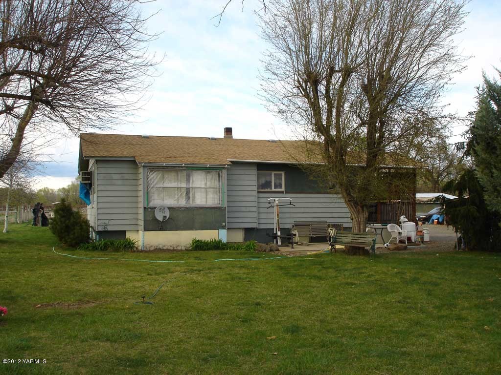 171 East McDonald Road Toppenish, WA 98948 - Photo 1 of 7 a front view of a house with a yard and garage