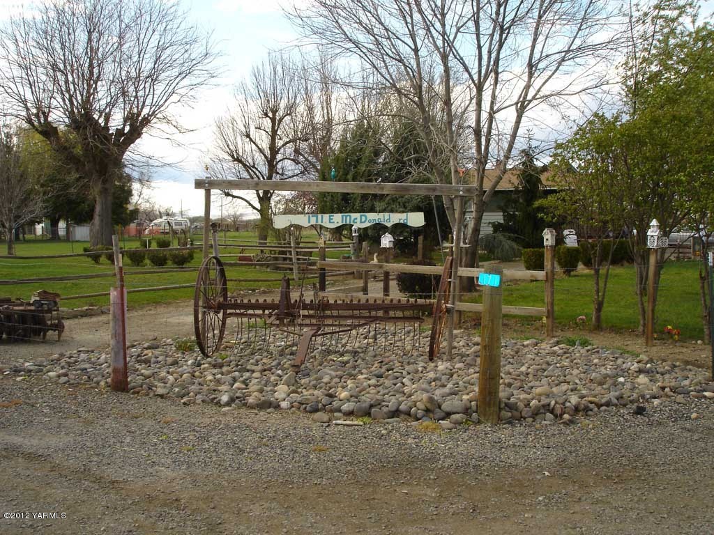 171 East McDonald Road Toppenish, WA 98948 - Photo 3 of 7 a backyard of a house with lots of green space