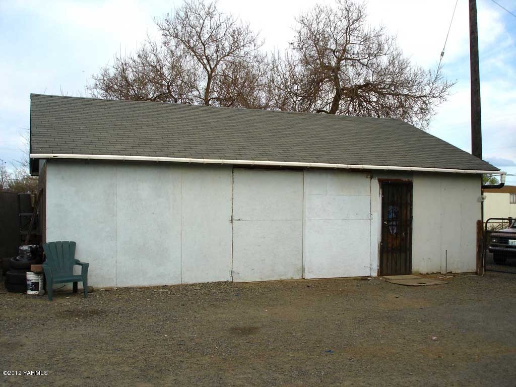 171 East McDonald Road Toppenish, WA 98948 - Photo 4 of 7 a backyard of a house