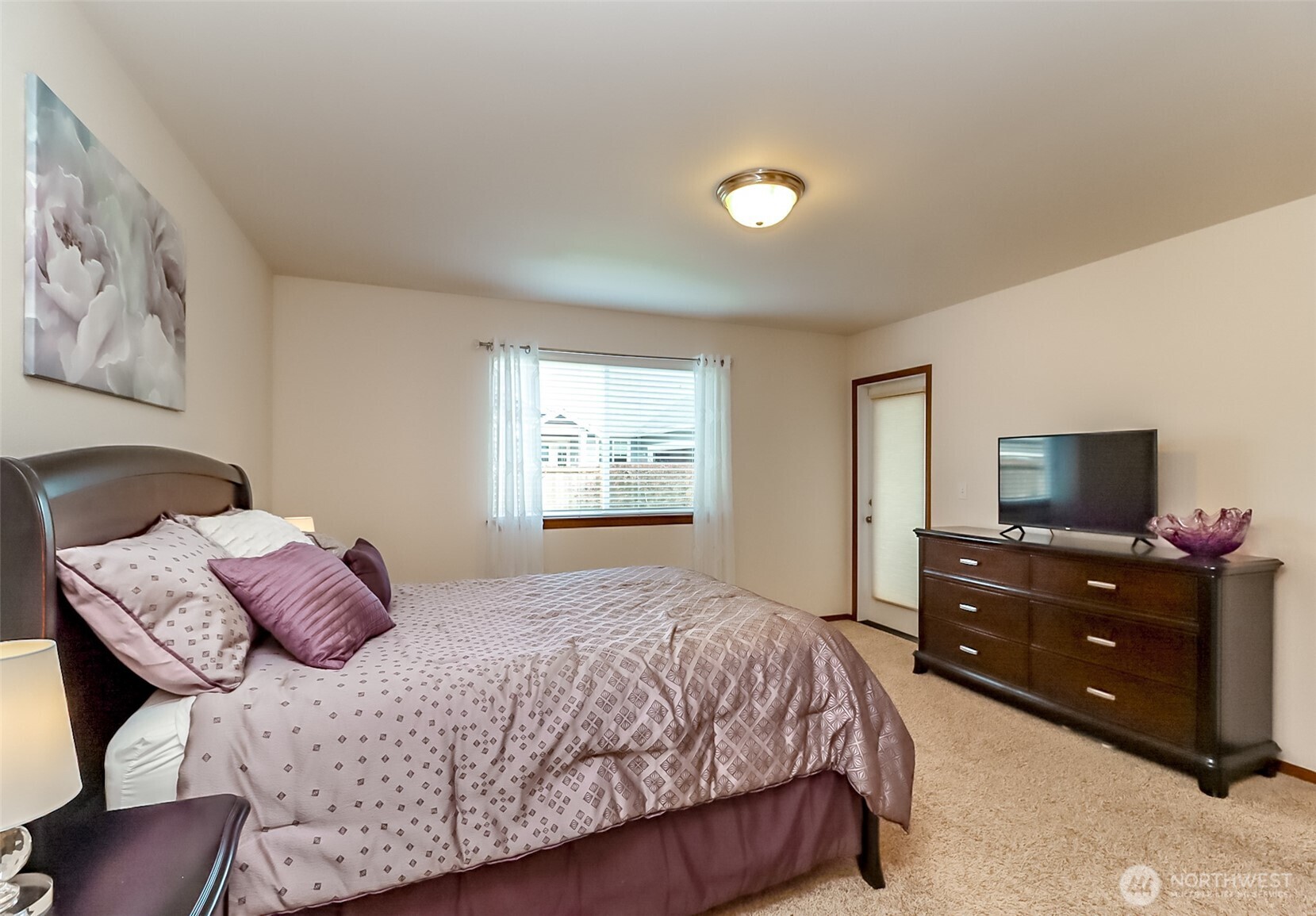 315 Dennis Way Monroe, WA 98272 - Photo 27 of 37 a bedroom with a bed and a television