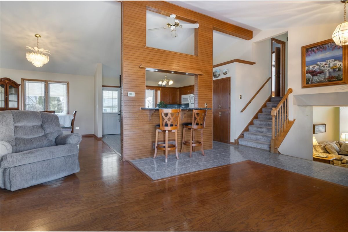16641 West Oneida Drive Lockport, IL 60441 - Photo 4 of 24 a living room with furniture and a dining table