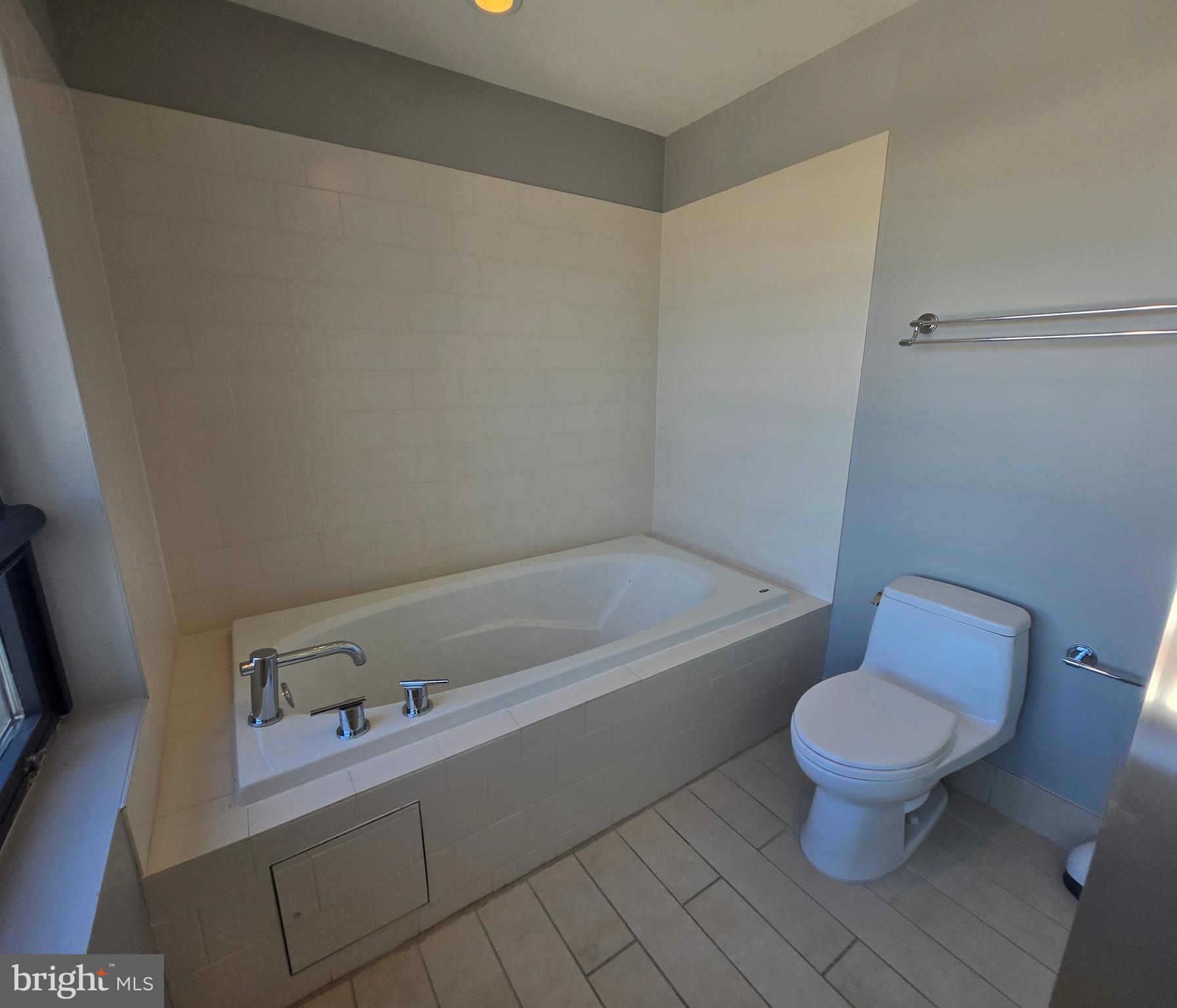 1200 Steuart Street, Unit 1913 Baltimore, MD 21230 - Photo 27 of 57 Corner soothing soaking tub.