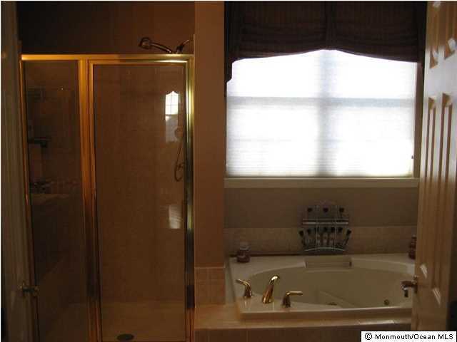 23 Shoal Road Jackson, NJ 08527 - Photo 13 of 21 a bathroom with a bathtub
