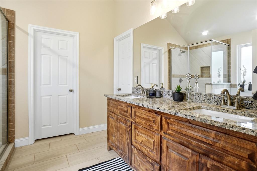 904 Avagail Avenue Springtown, TX 76082 - Photo 21 of 27 a bathroom with double vanity sinks and a mirror