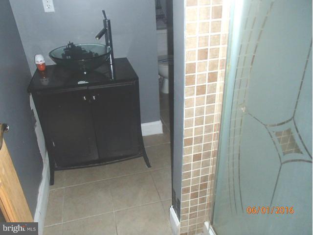 3649 Clarenell Road Baltimore, MD 21229 - Photo 14 of 16 Bath