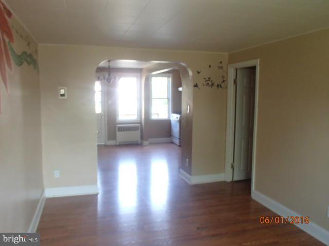3649 Clarenell Road Baltimore, MD 21229 - Photo 3 of 16 Living Room