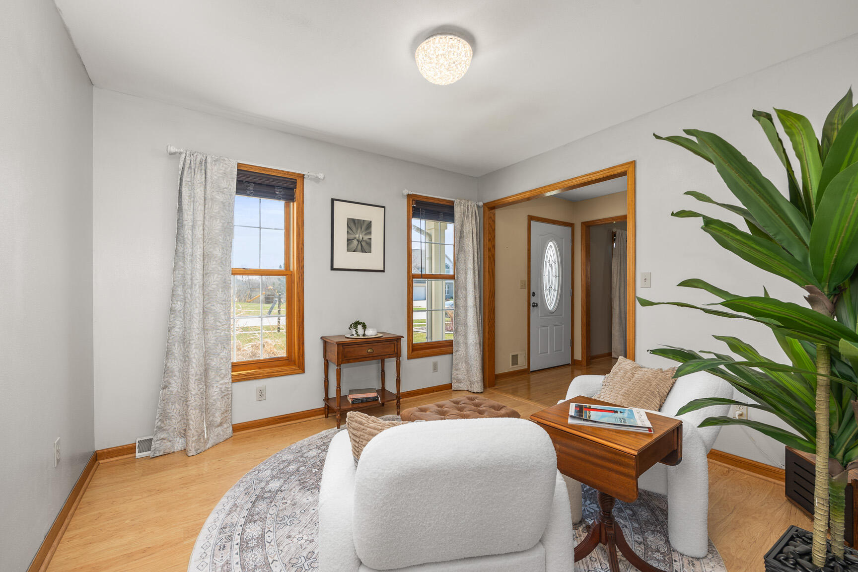 519 2 Rivers Drive Mukwonago, WI 53149 - Photo 4 of 35 Front room2