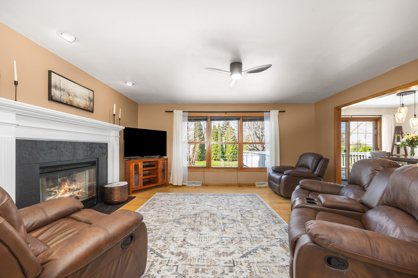 519 2 Rivers Drive Mukwonago, WI 53149 - Photo 7 of 35 Living Room