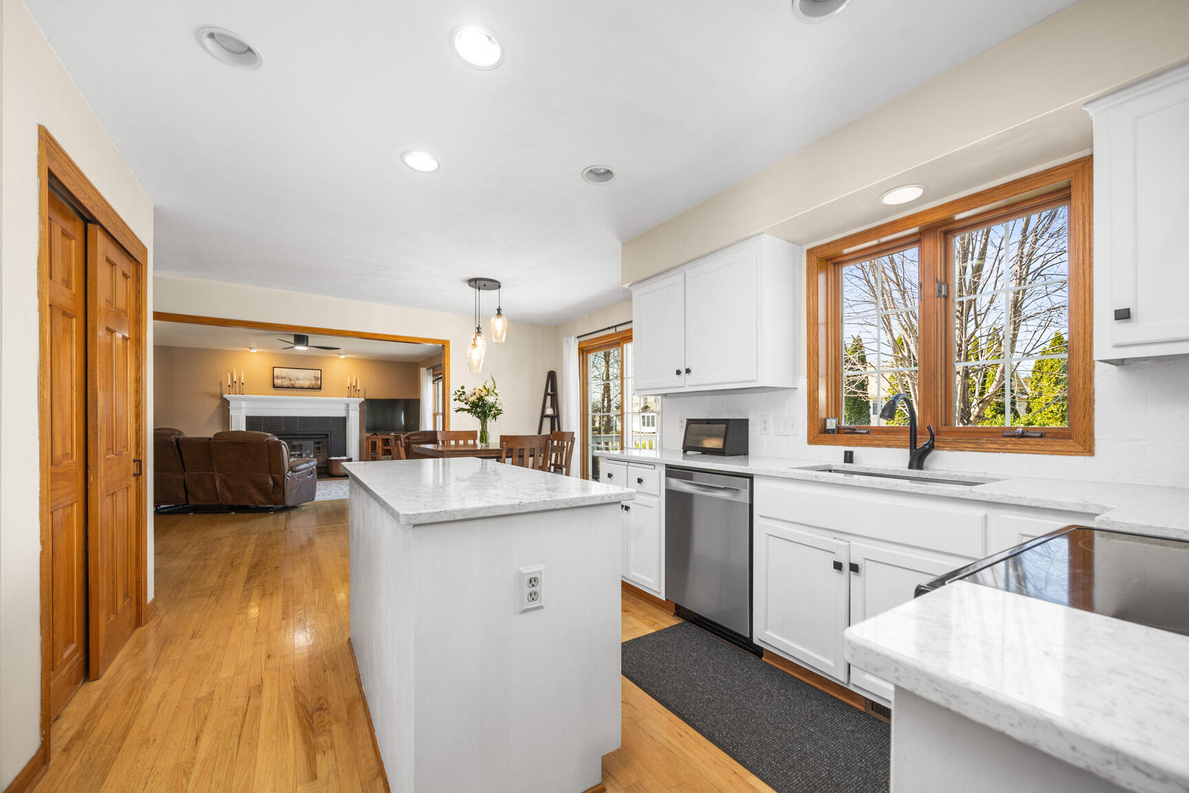 519 2 Rivers Drive Mukwonago, WI 53149 - Photo 10 of 35 Kitchen to LR