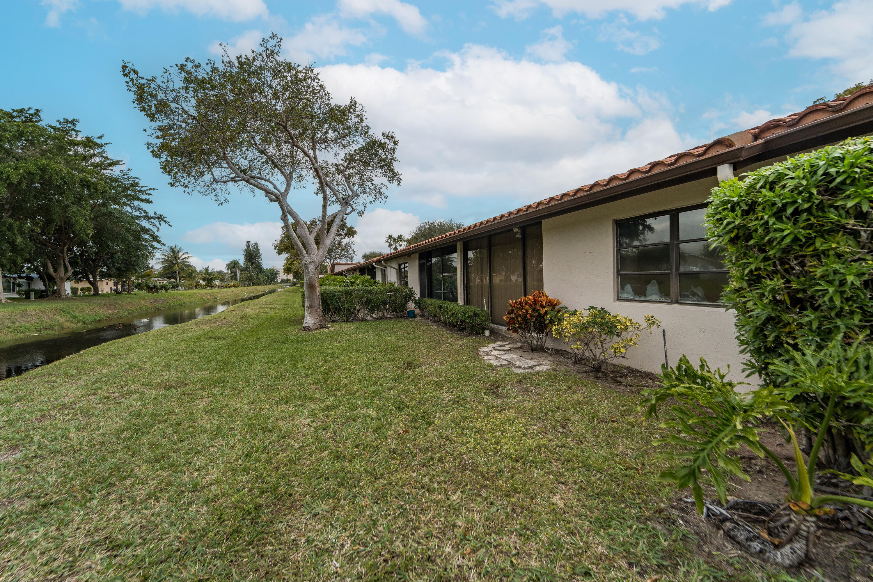 6224 Kings Gate Circle Delray Beach, FL 33484 - Photo 52 of 53 a backyard of a house with table and chairs