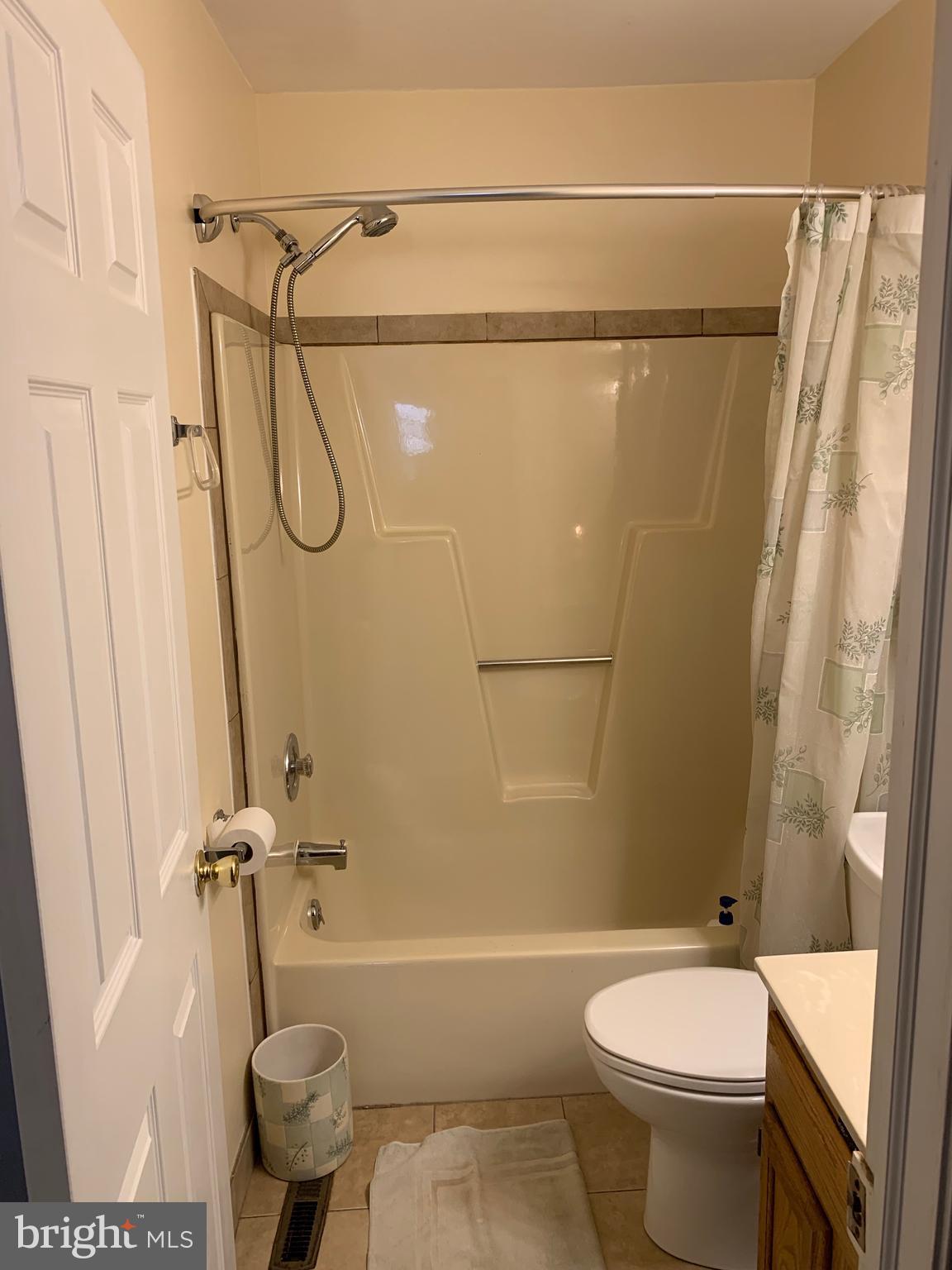 318 East Basin Street Norristown, PA 19401 - Photo 12 of 17 Full bathroom