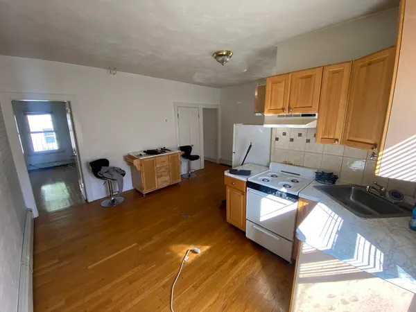 $2,300 | 11 Snow Street, Unit 2R, Boston, MA 02135