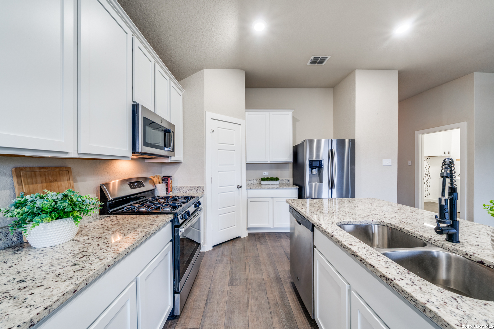 7060 Rimwood Street Live Oak, TX 78233 - Photo 5 of 19