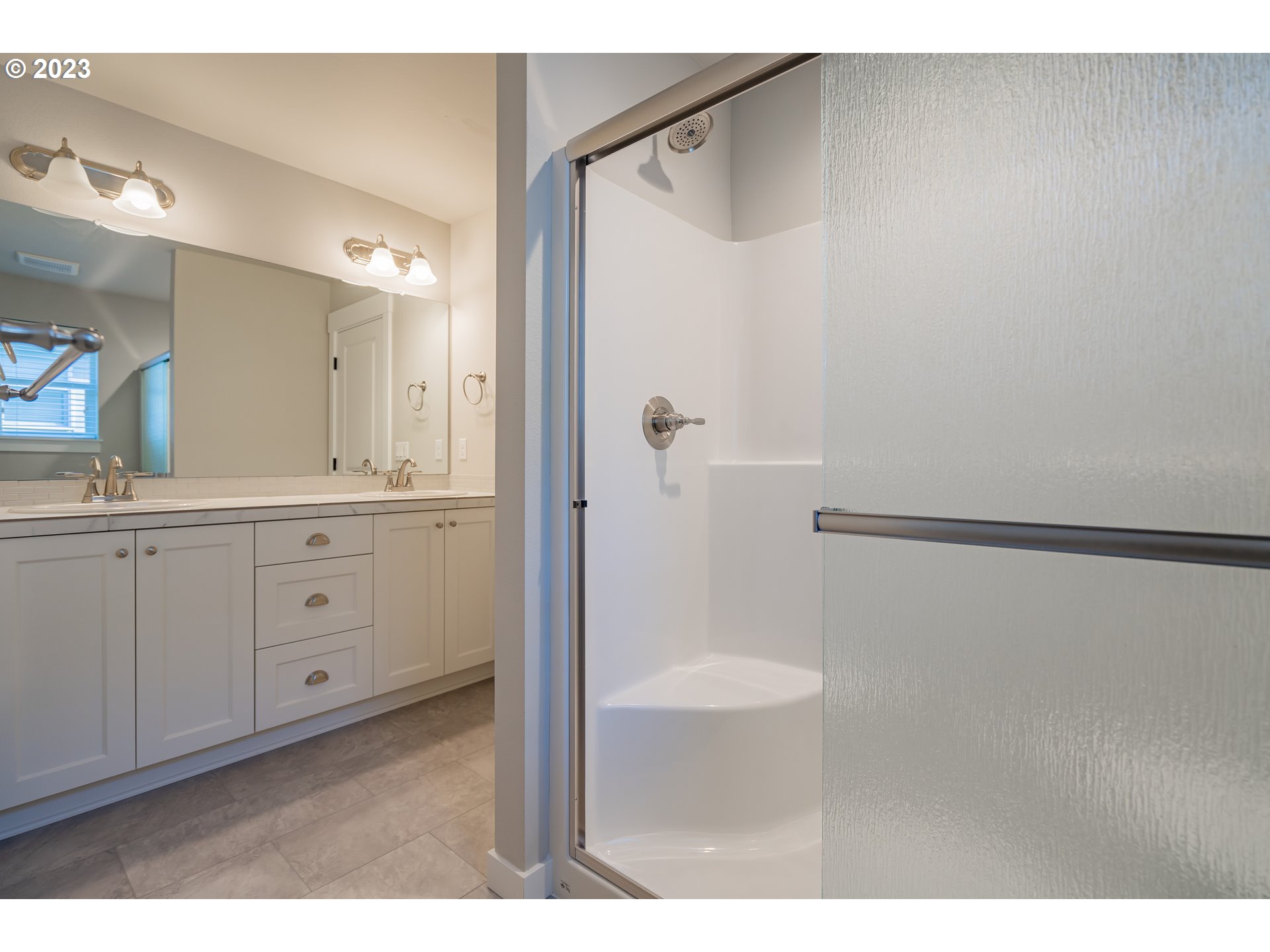 7017 South 13th Street Ridgefield, WA 98642 - Photo 17 of 33 a bathroom with a granite countertop sink a mirror a toilet and a bathtub