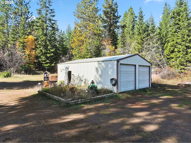 a view of a backyard