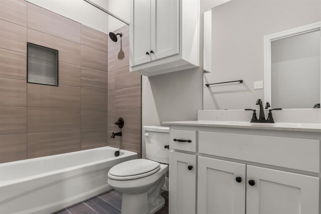 314 Pennington Road Josephine, TX 75173 - Photo 20 of 37 a bathroom with a sink a toilet and bathtub