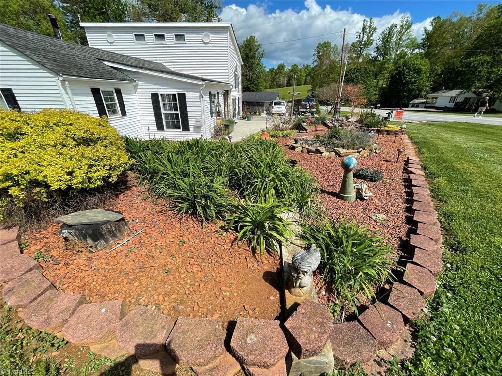 2161 Volunteer Road Pinnacle, NC 27043 - Photo 34 of 37