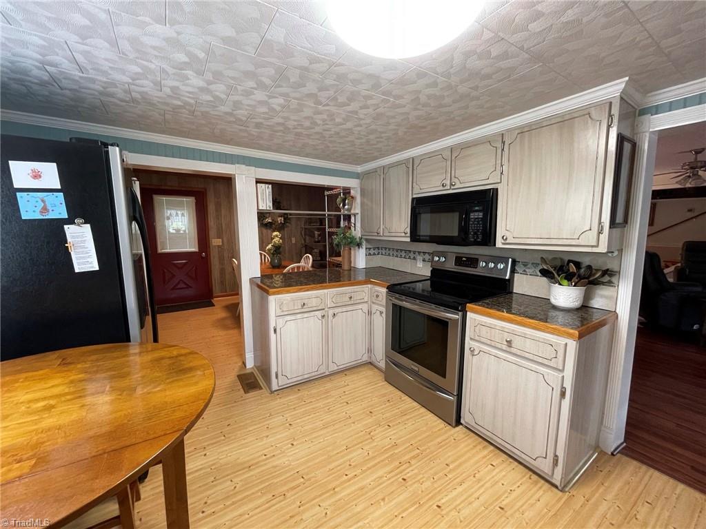 2161 Volunteer Road Pinnacle, NC 27043 - Photo 10 of 37