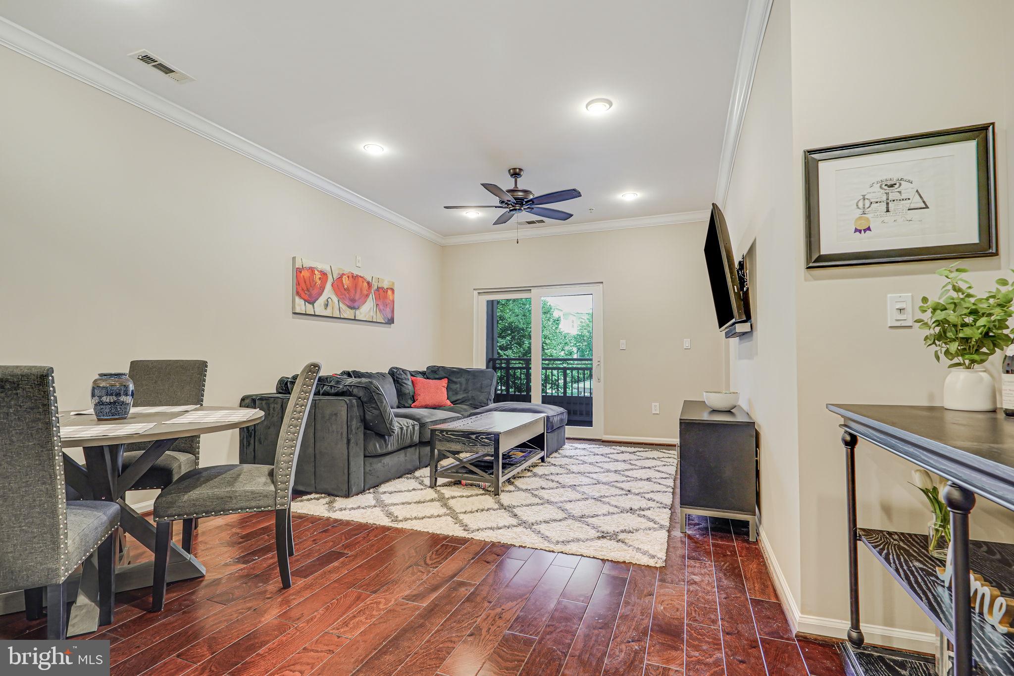 12000 Market Street, Unit 216 Reston, VA 20190 - Photo 7 of 17 Large living area