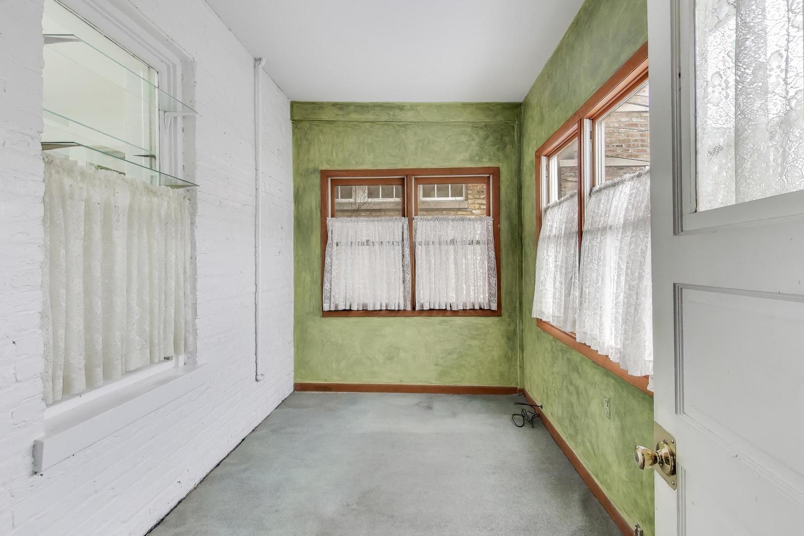 2245 West Giddings Street Chicago, IL 60625 - Photo 12 of 50 a view of an entryway