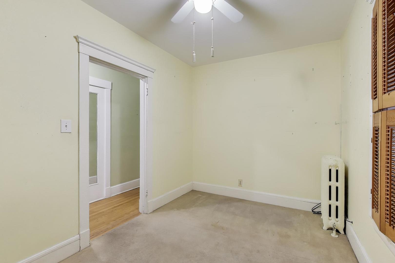 2245 West Giddings Street Chicago, IL 60625 - Photo 17 of 50 an empty room with a bathroom