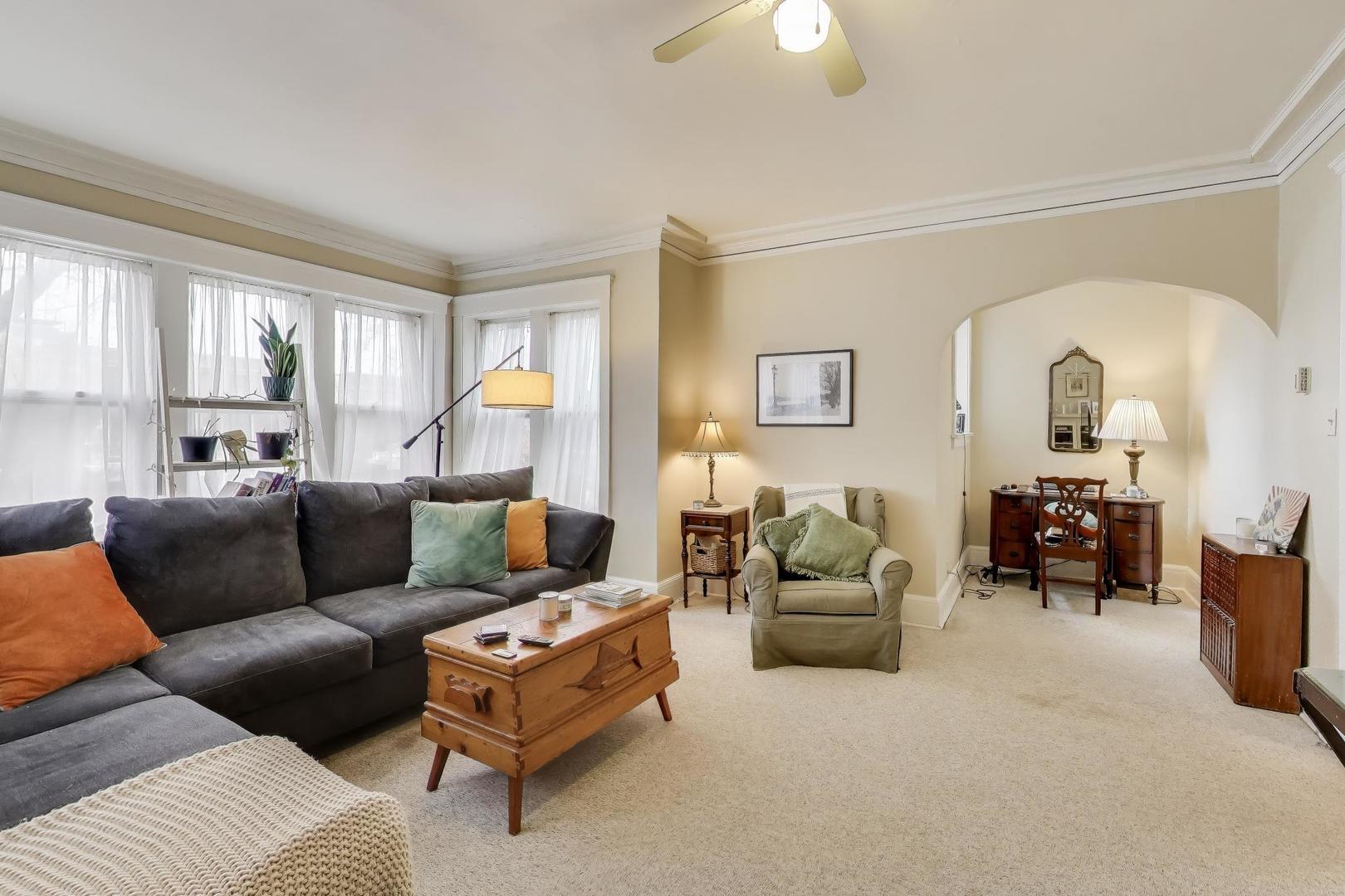 2245 West Giddings Street Chicago, IL 60625 - Photo 20 of 50 a living room with furniture and a lamp