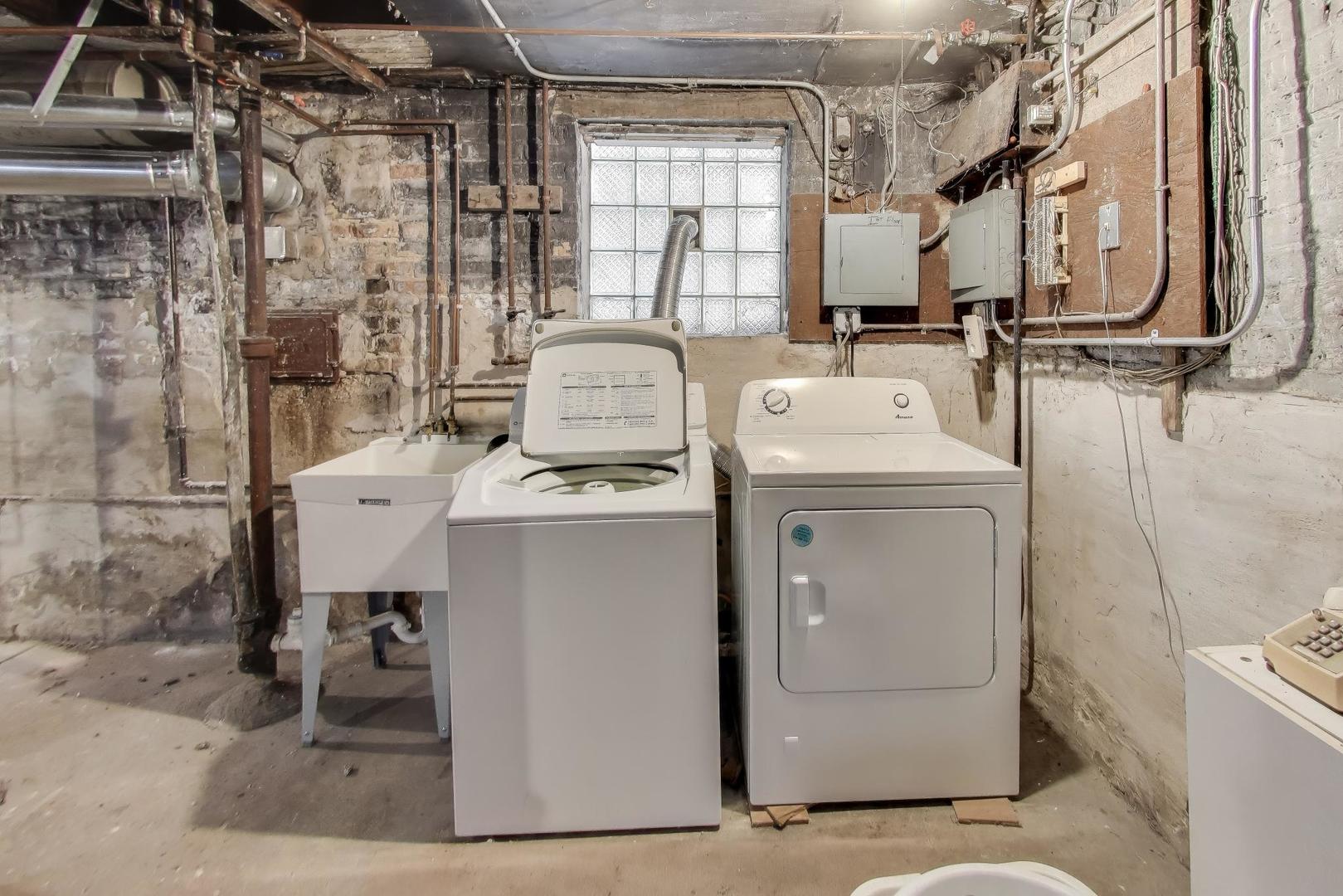 2245 West Giddings Street Chicago, IL 60625 - Photo 38 of 50 a utility room with dryer and washer