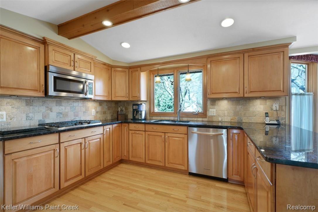 3098 Baypoint Drive Rochester, MI 48309 - Photo 11 of 32 You'll never run out of storage space with all the beautiful cabinetry!