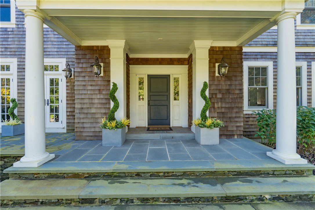 136 Eastover Road Portsmouth, RI 02871 - Photo 4 of 37 Gallery Image 4