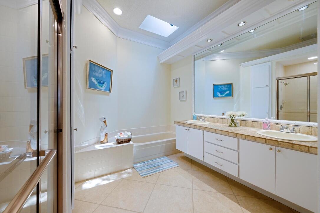 174 Hampton Circle Jupiter, FL 33458 - Photo 19 of 45 a bathroom with a tub sink and mirror