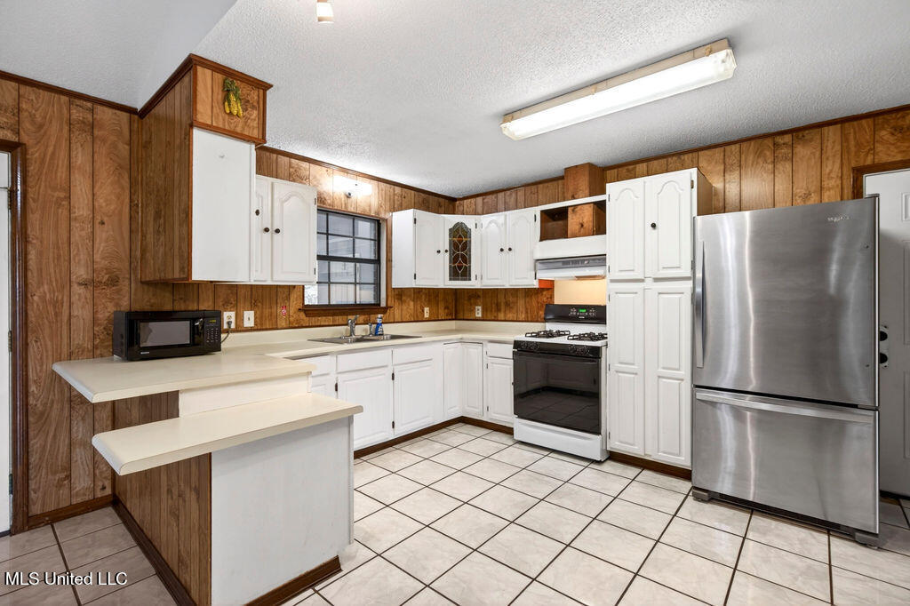 596 Tegarden Road Gulfport, MS 39507 - Photo 11 of 35 596TegardenRd-Kitchen